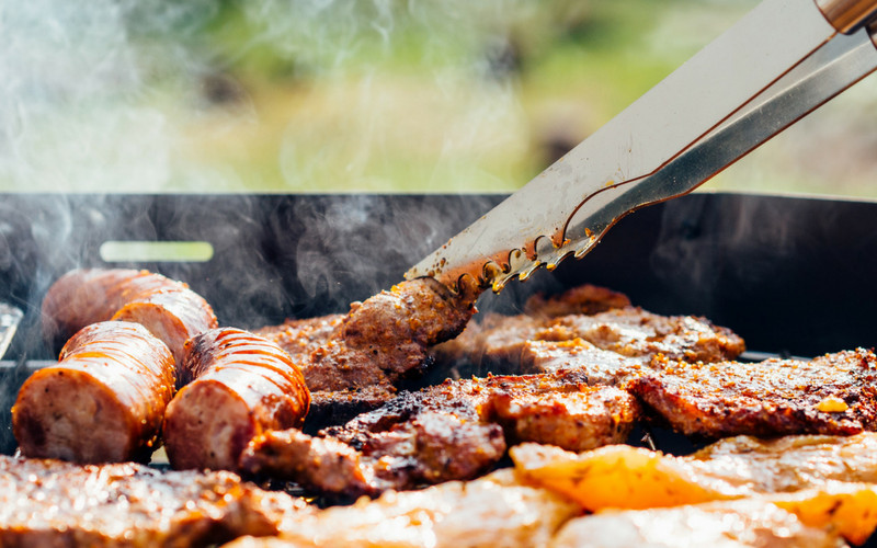 What are the precautions for outdoor barbecue in summer